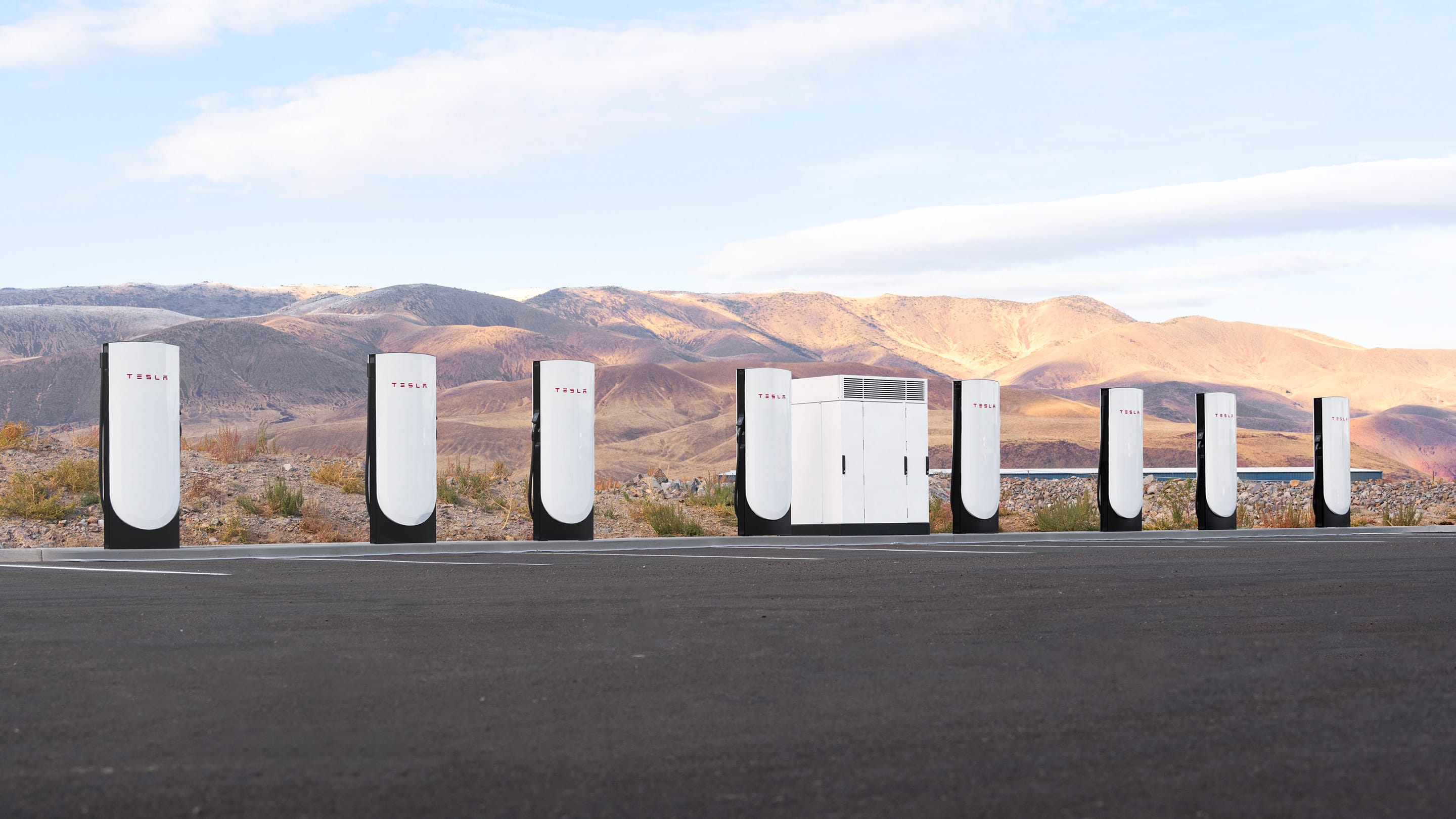 Yol kenarında yan yana Tesla Supercharger şarj üniteleri