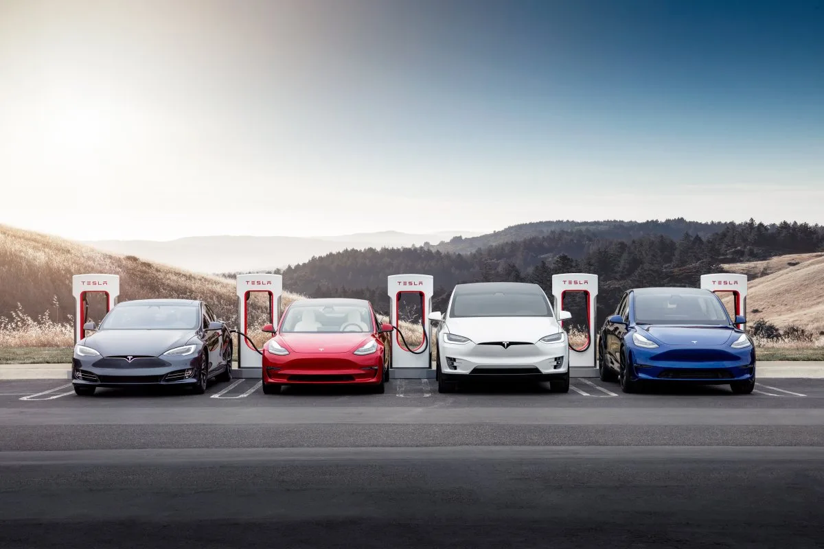 Tesla Supercharger istasyonlarında park etmiş dört Tesla otomobili.