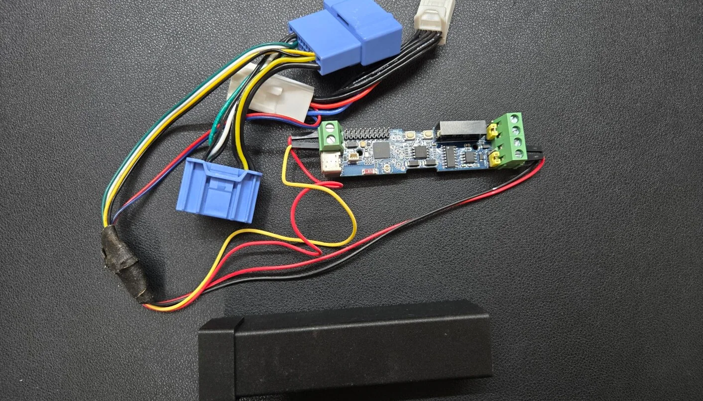 Kabloları, elektronik devresi ve siyah bir kutusu bulunan cihaz parçaları.