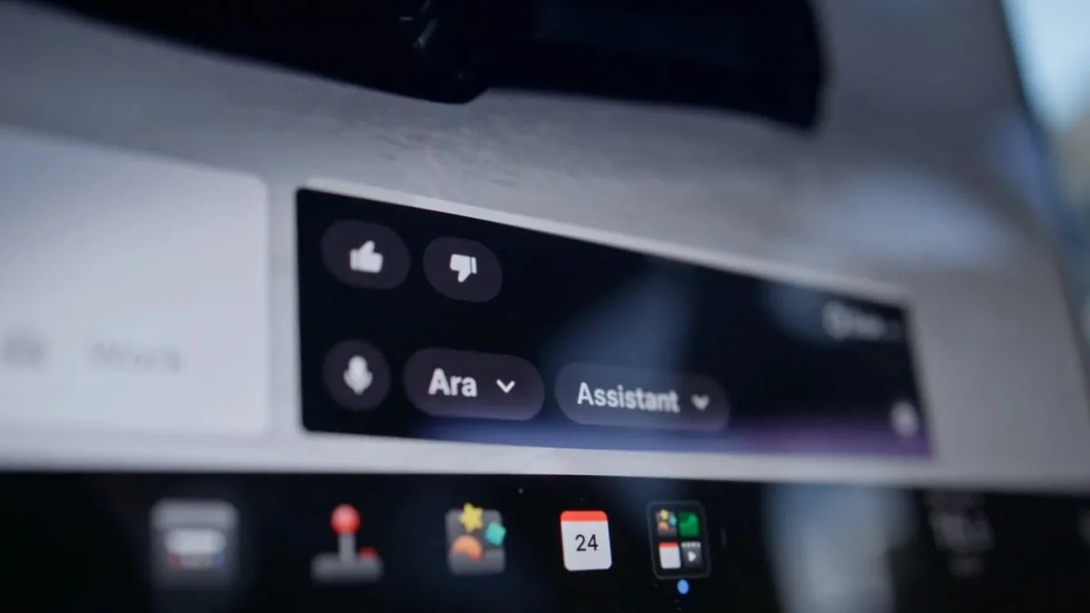 Tesla araç içi ekranda “Ara” ve “Assistant” kontrollerinin bulunduğu sesli asistan arayüzü.