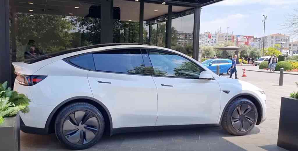Bolca yeni Model Y yolda: 2. el araçlara fahiş fiyat ödeyen üzülebilir