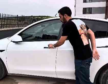 Telefon ve kart arabada kalırsa Tesla nasıl açılır?