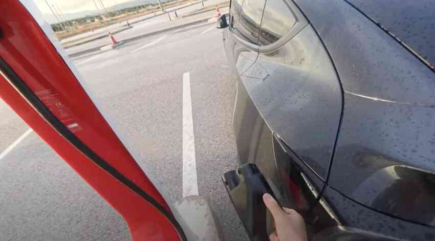 Tüm şarj istasyonlarının bozuk olduğu bir istasyonda elektrikli araç ile mahsur kalmak